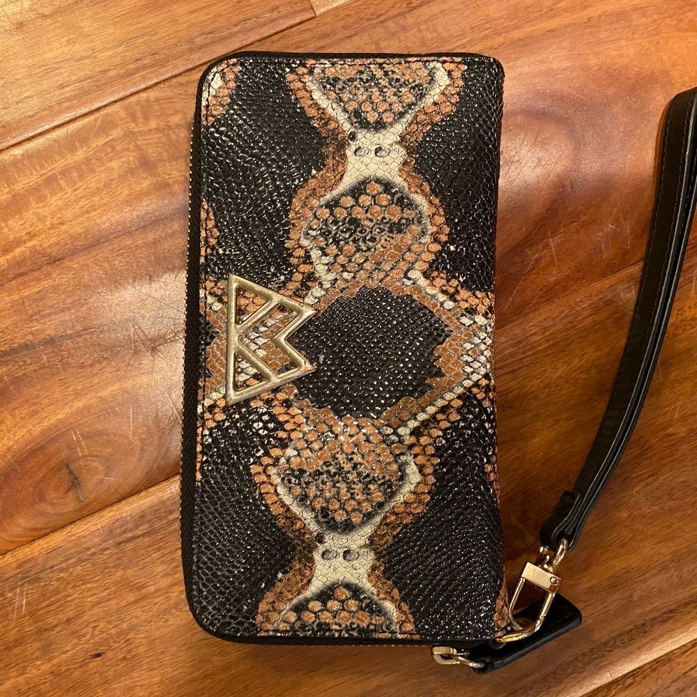 Kelly Wynne wallet
